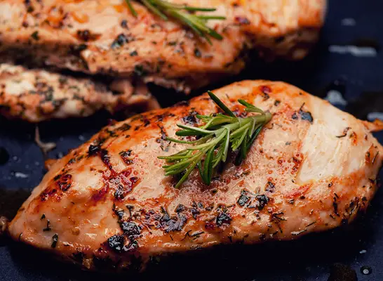 Carne bianca contro il pollo con carne nera: chi ti si adatta meglio?