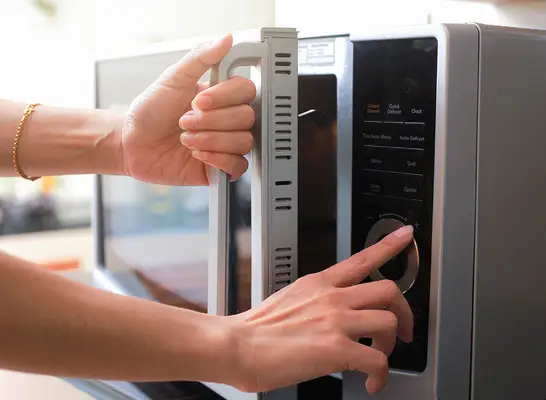 Was passiert mit Ihrem Körper, wenn Sie Mahlzeiten mit Mikrowelle essen?