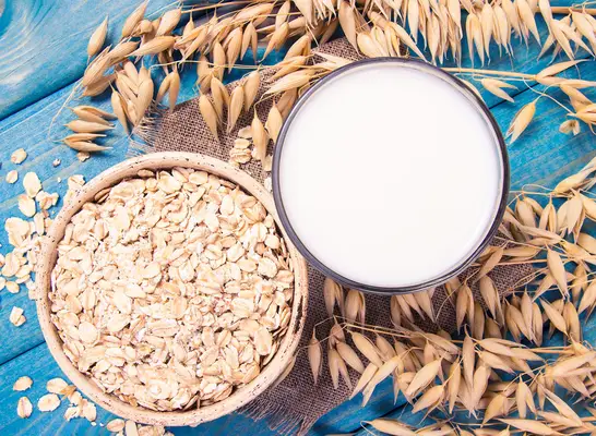 Un efecto secundario secreto de beber leche de avena, dice un dietista