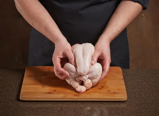 生の鶏肉は冷蔵庫でどのくらい続きますか？