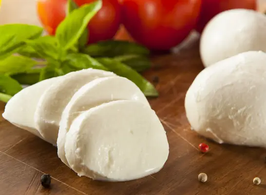 5 formaggio che puoi ancora mangiare se hai un livello di colesterolo elevato, dicono i nutrizionisti