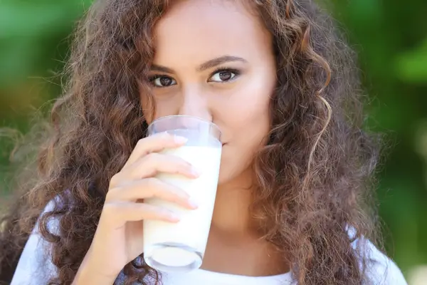 5 Warnzeichen, dass Sie zu viel Milch trinken