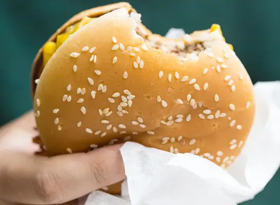 Quel hamburger McDonald's mange avec son corps