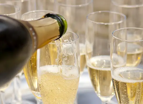 Cosa succede al tuo corpo quando bevi champagne?