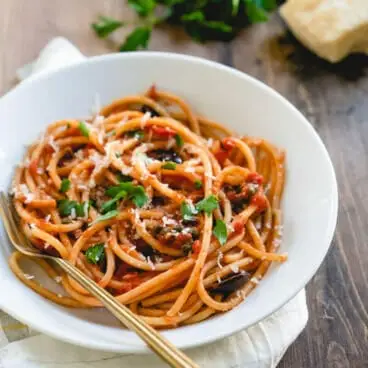 Puttanesca de pasta casera en un tazón blanco