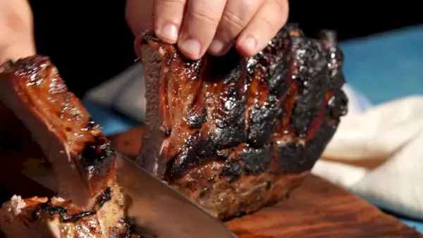 Mit Honig glasierte Baby Back Ribs mit Whiskey-Marinade