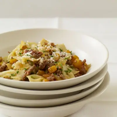 Farfalle z pikantną kiełbasą i dynią piżmową