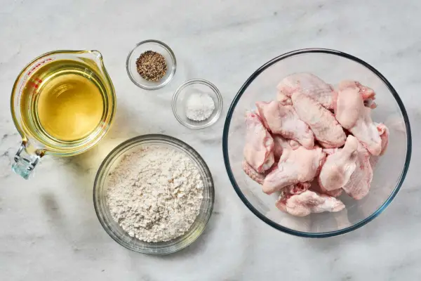 Ingredientes para hacer alitas de pollo fritas crujientes