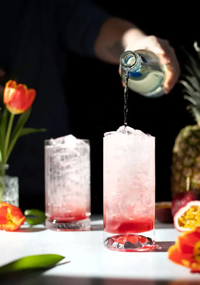 Gießen Sie sprudelndes Limonade in ein Longdrinkglas.' loading='lazy' title=