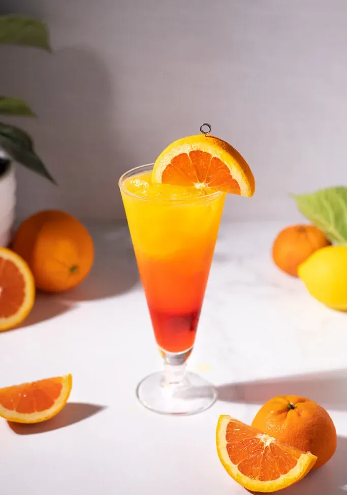 un grand verre avec des couches de rouge orange et de jaune' title=