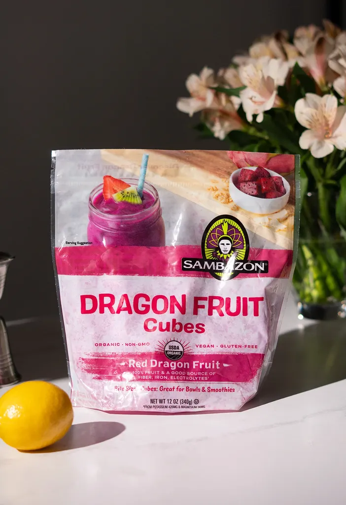 サンバゾンの冷凍ドラゴン フルーツ キューブの白とピンクの袋。' title=