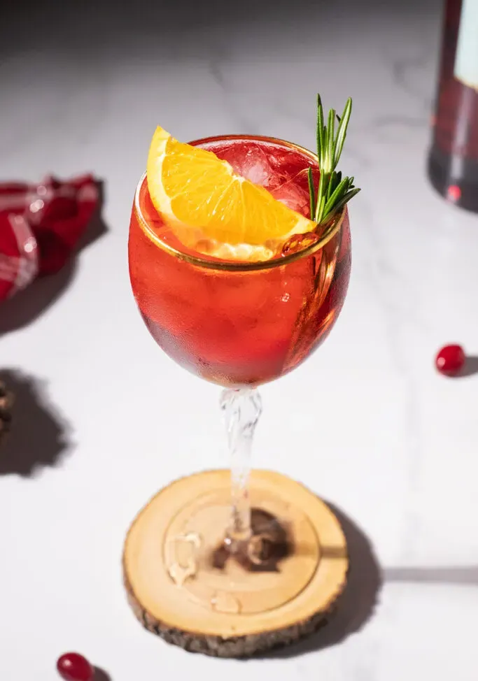 Cranberry Campari Spritz (recept na jednoduchý vianočný koktail)