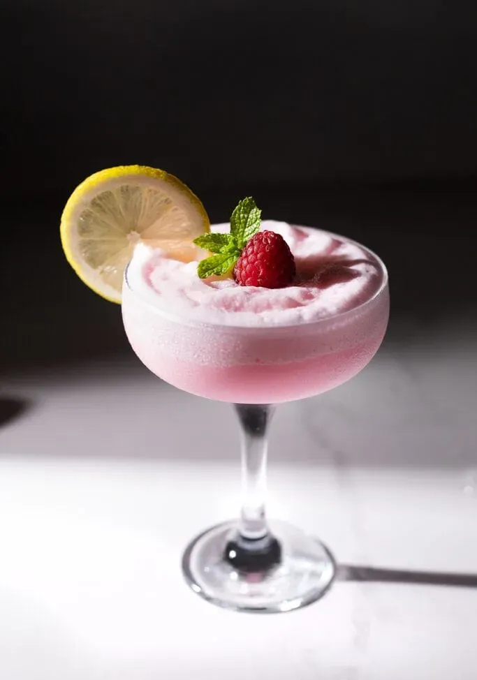קוקטייל לימונדה ורוד מוקצף עם פטל וג'ינג'ר
