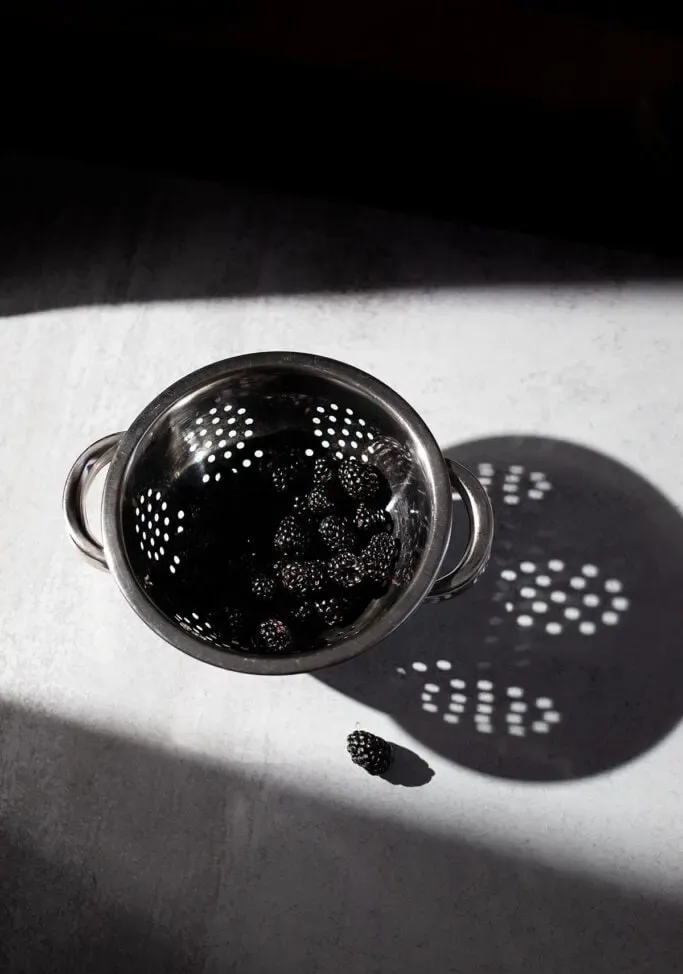 Metallsieb gefüllt mit Brombeeren' loading='lazy' title=