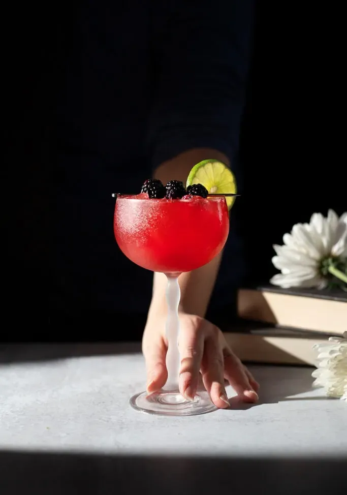 Würzige, heiße Honig-Brombeer-Margarita' title=