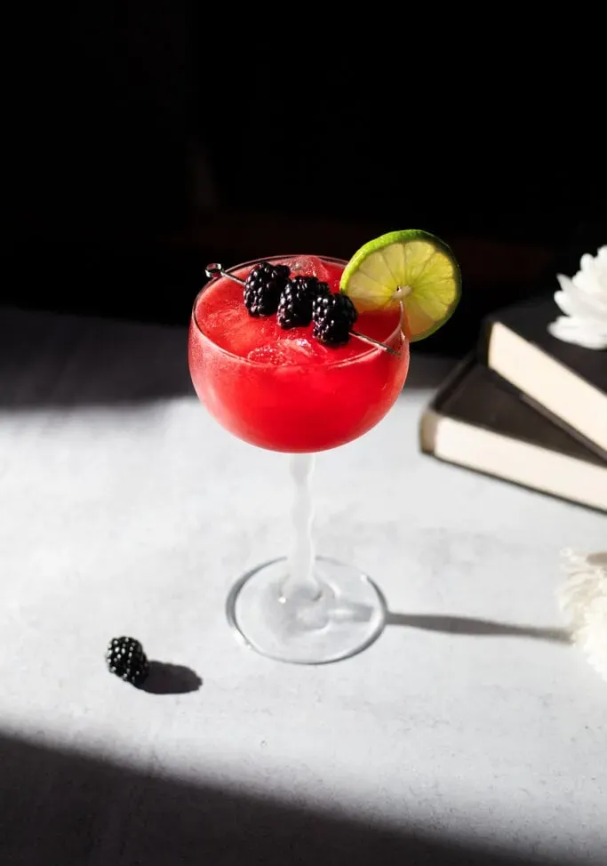 Würzige, heiße Honig-Brombeer-Margarita