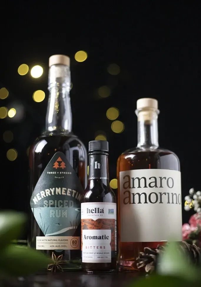 botellas de cóctel de ron especiado, amaro y amaro.' loading='lazy' title=