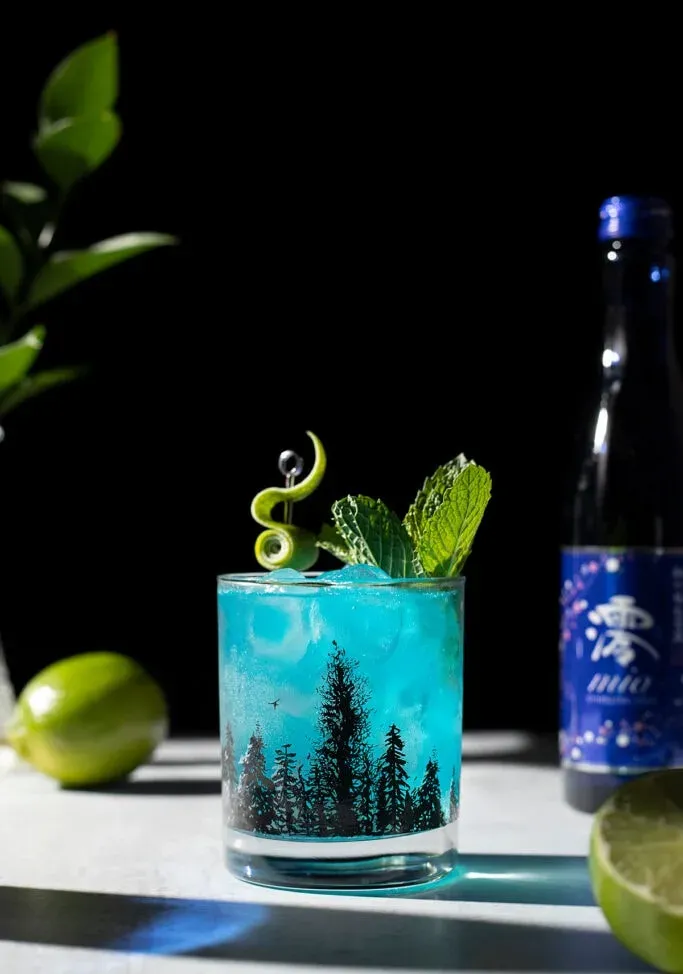 Przed nami Blue Skies (koktajl z musującego sake)