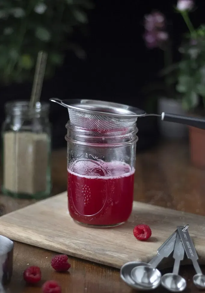 칵테일용 라즈베리 시럽 만드는 방법-04' title=