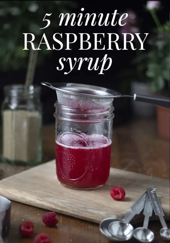 5분 동안 신선한 라즈베리 시럽을 넣은 칵테일' title=