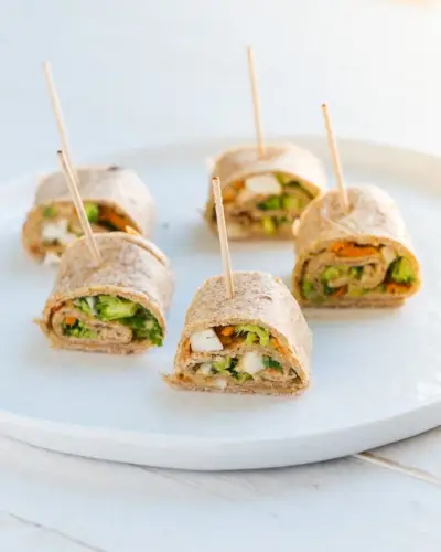 Roulés de tortillas au houmous et aux légumes | Plan de repas végétalien de 28 jours | Repas végétaliens faciles | Idées de planification de repas | Plans de préparation des repas | Calendrier de planification des repas