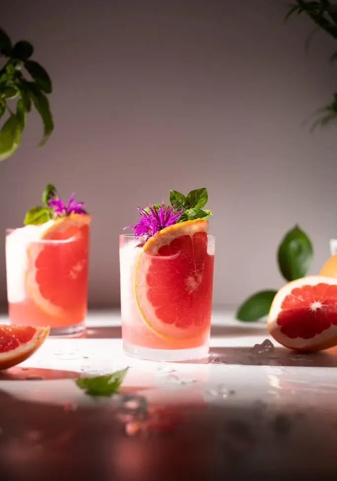 jasné sluneční světlo na dva zmrzlé růžové nápoje.' title=