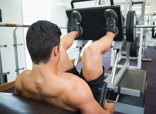 9 mejores ejercicios de máquina para que los hombres esculpiran piernas poderosas