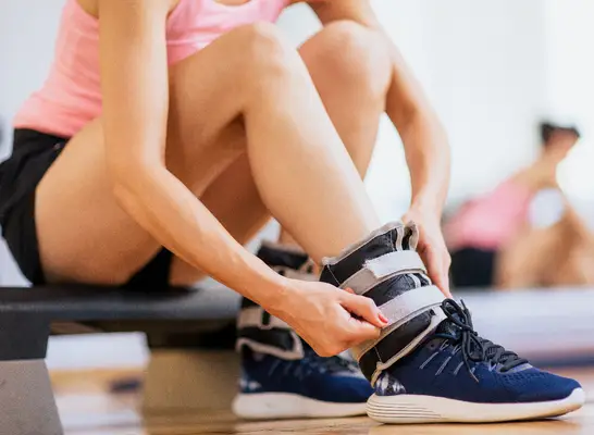 6 Exercices de poids de la cheville pour les cuisses fortes et rayées