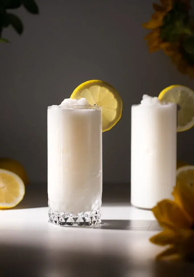 dva poháre mrazenej šľahanej limonády s kolieskami citróna.' loading='lazy' title=