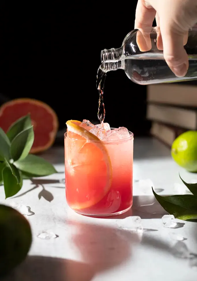 agua con gas vertiendo en un vaso de jugo.' loading='lazy' title=