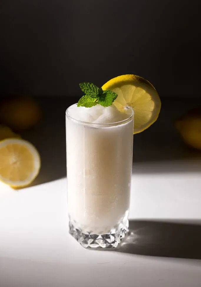 pohľad zhora nadol na mrazenú šľahanú limonádu vo vysokom pohári.' title=