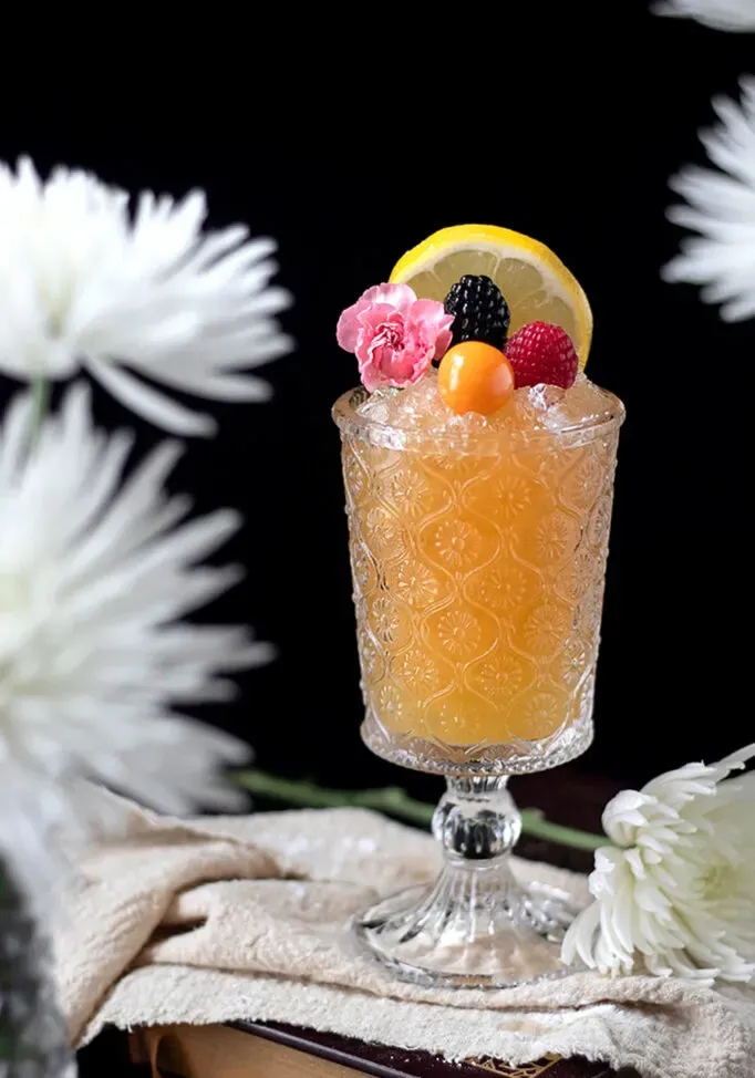 zblízka pomarančového nápoja s ostružinovým malinovým a citrónom.' loading='lazy' title=