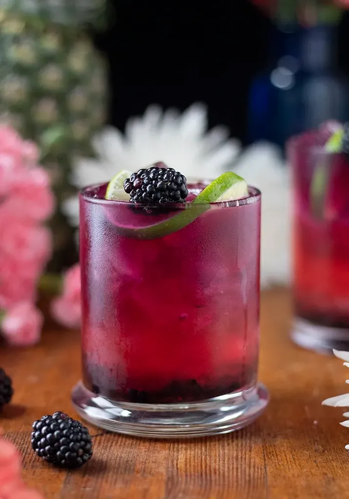 Cocktail sans alcool aux mûres et paloma