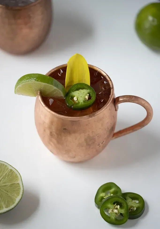 vista de cima para baixo da caneca mula de Moscou com jalapeño e limão.' loading='lazy' title=