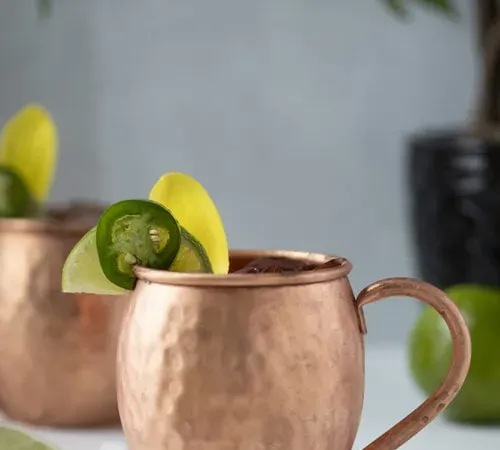 canecas de mula de cobre decoradas com jalapeño e pétalas de flores' title=