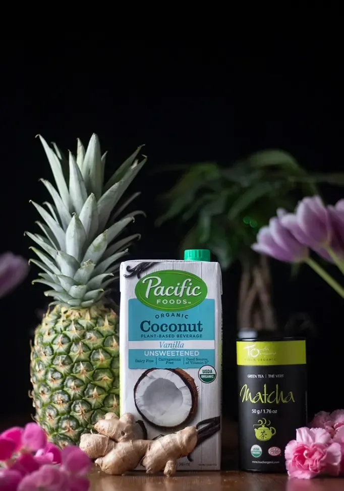 ingredienti per la bevanda latte di cocco matcha zenzero ananas' loading='lazy' title=