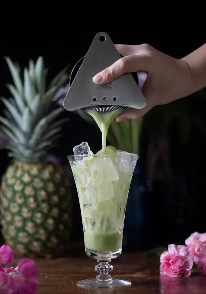 versando la bevanda' loading='lazy' title=