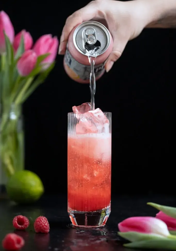 Einen Himbeer-Rickey-Tall-Drink mit Selterswasser auffüllen' loading='lazy' title=