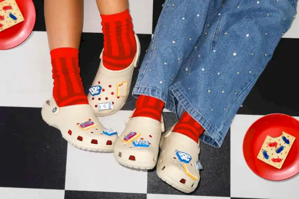 Les Pop Tarts Crocs sont livrés avec de vraies Pop Tarts (et des Jibbitz comestibles)