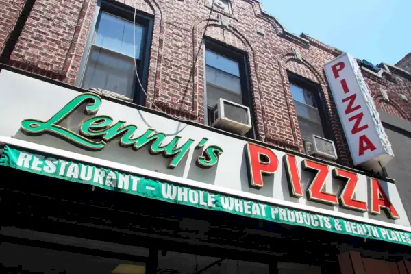 Una delle pizzerie più famose di New York chiude dopo 70 anni