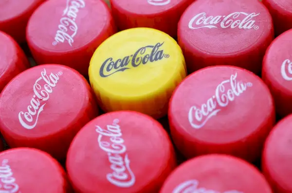 Hier erfahren Sie, warum einige Coca-Cola-Flaschen im Frühling gelbe Verschlüsse haben