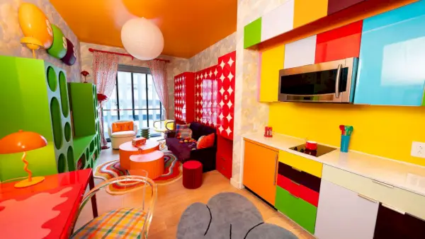 Skittles está dando aos fãs a chance de morar neste micro apartamento colorido sem aluguel por um ano
