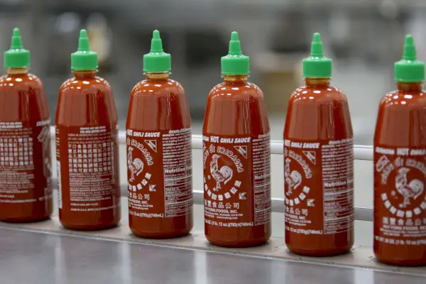 A escassez de Sriracha está chegando em meio a problemas de fornecimento de pimenta