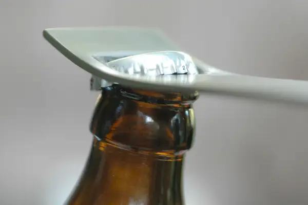 Los TikTokers acaban de enseñar a todo Internet las 5 formas más fáciles de abrir una cerveza, incluso con las puertas del auto, las mesas e incluso con los pies.