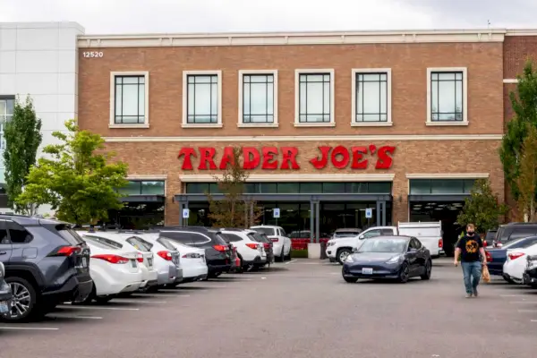 Por que os estacionamentos do Trader Joe são tão pequenos? Não é uma grande conspiração