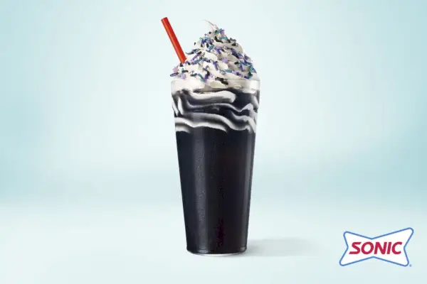Sonic의 Blackout Slush Float는 일식에 완벽하며 이클립스 안경과 함께 제공됩니다.