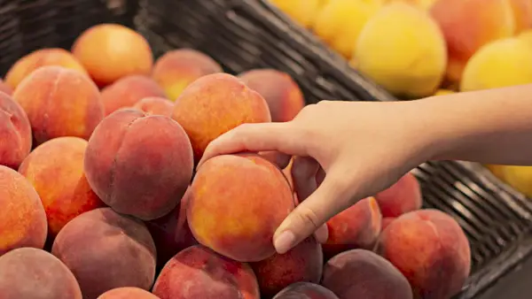Broskve, švestky a nektarinky byly staženy kvůli propuknutí listerie