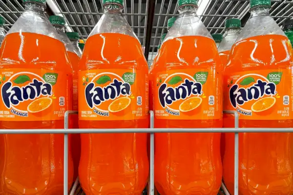Das Internet ist wegen der Farbe von Fanta in Aufruhr ... schon wieder