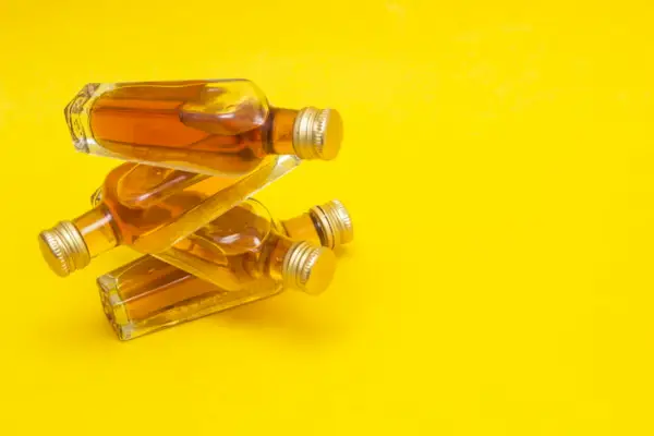 FYI, ty mini láhve ohnivé koule prodávané na čerpacích stanicích nejsou ve skutečnosti whisky