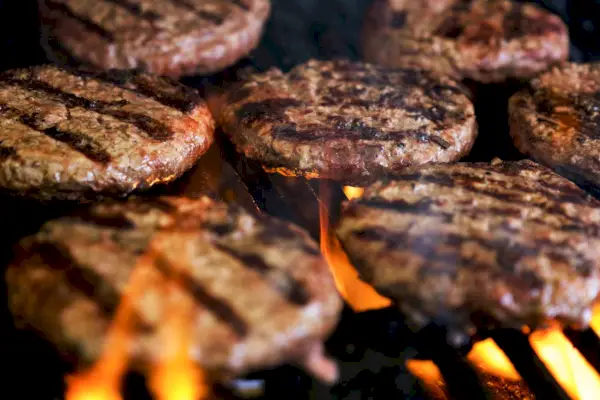 Finská agentura pro bezpečnost potravin varuje před konzumací hamburgerů uvařených méně než dobře